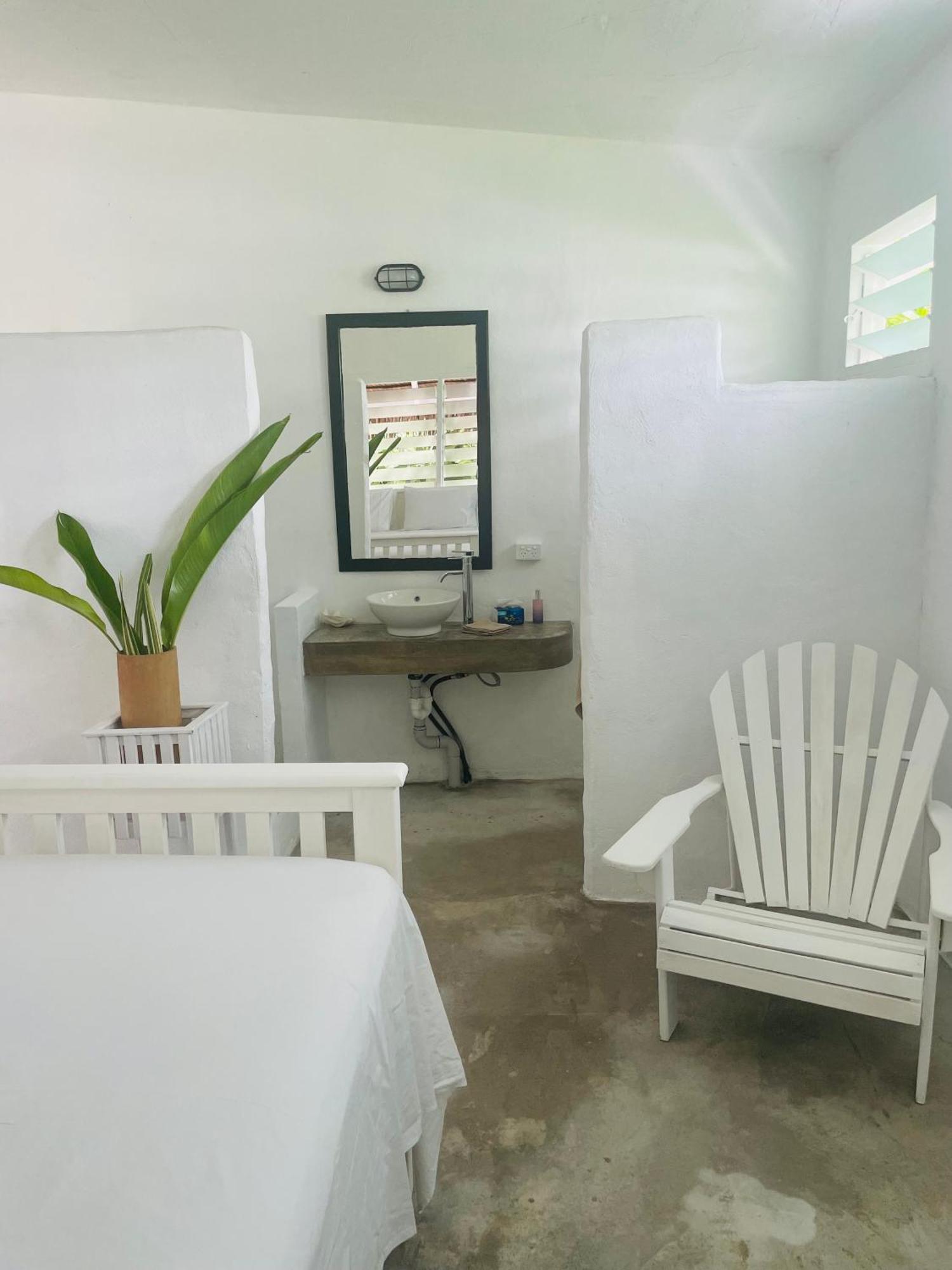 Banana Bay Beach Club Bed & Breakfast Eton ภายนอก รูปภาพ