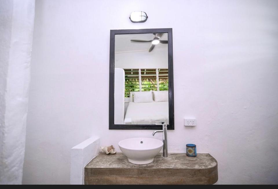 Banana Bay Beach Club Bed & Breakfast Eton ภายนอก รูปภาพ